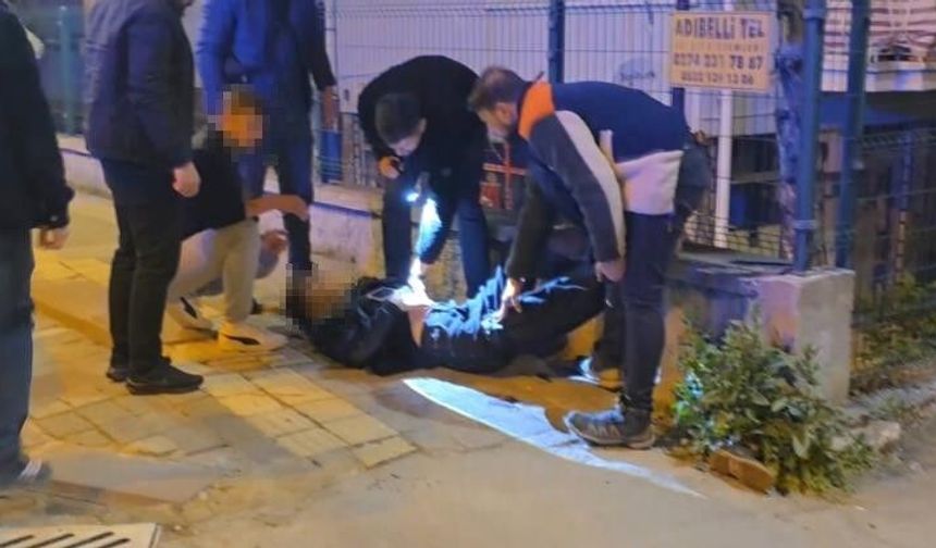 Sokak ortasında dehşet: İki genci bıçaklayıp kaçtı