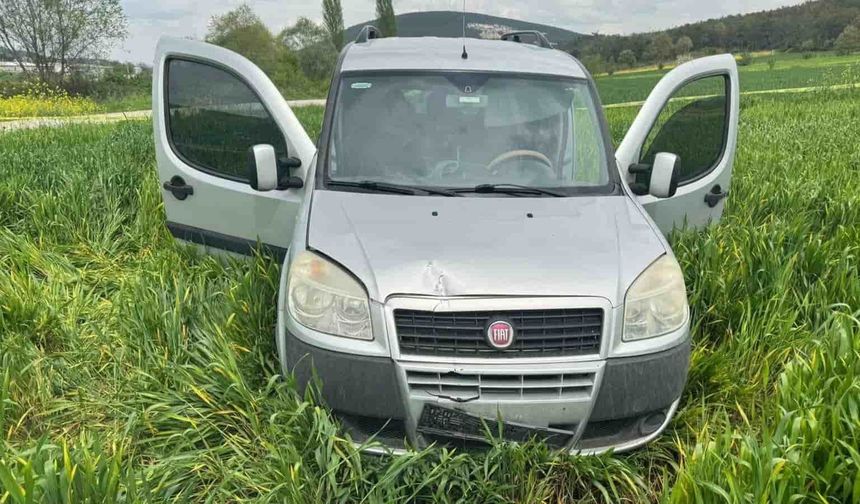 Trafik levhasına çarpan sürücü hayatını kaybetti