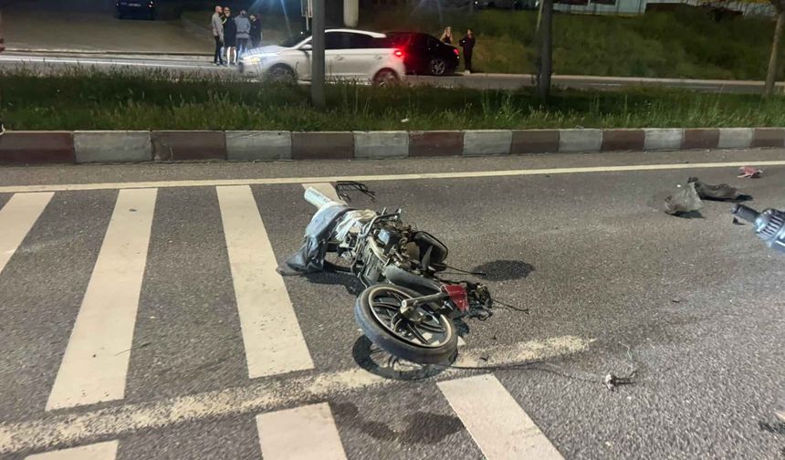 Otomobille çarpışan motosiklet hurdaya döndü: Genç sürücü Eskişehir'de yaşam mücadelesi veriyor