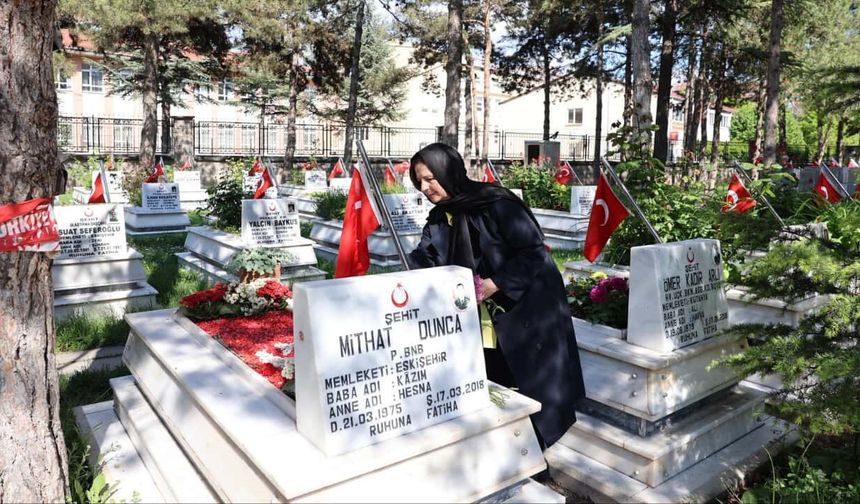 Başkan Ünlüce, bayramın ilk günü şehit mezarlarını ziyaret etti