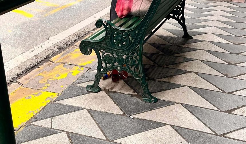 Alkol şişeleri tepki çekiyor: Eskişehir'deki durak çevresi vatandaşı isyan ettirdi