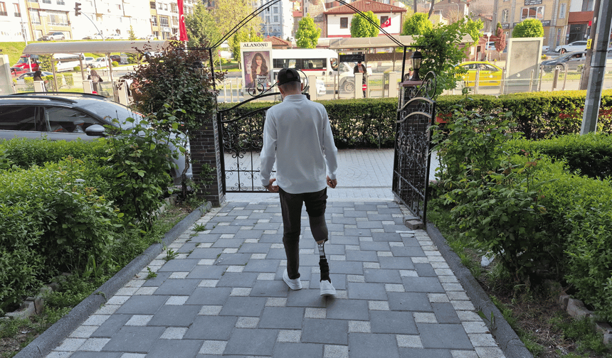 Eskişehir'de 15 yaşındaki Cüneyt'in hayatı hayırseverler sayesinde değişti