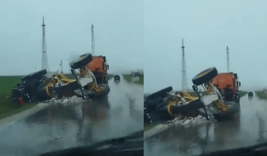 Eskişehir'de belediyeye ait kar küreme aracı devrildi