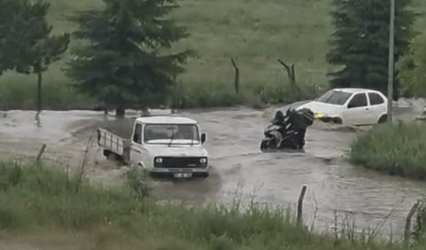 Eskişehir'de yollar göle döndü: Araçlar mahsur kaldı