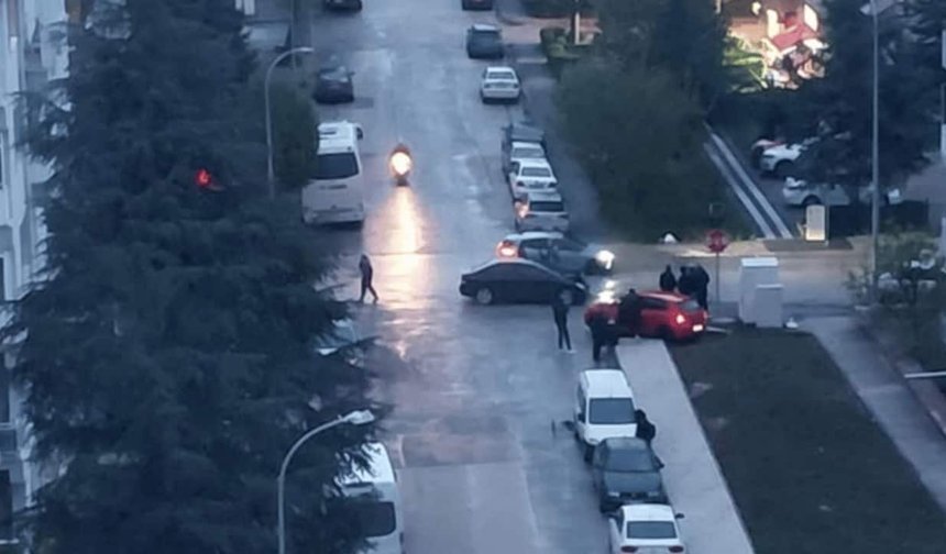 Eskişehir'de iki otomobil kafa kafaya çarpıştı: Sürücüler yaralandı