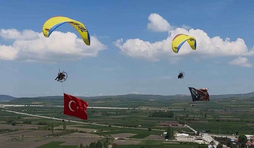Eskişehir'de pilotlardan 19 Mayıs’ta gökyüzünde anlamlı kutlama