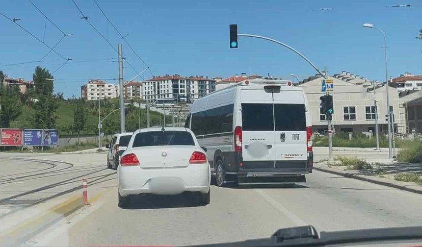 Eskişehir'de trafikte tartışma: Servis aracını üzerine sürdü