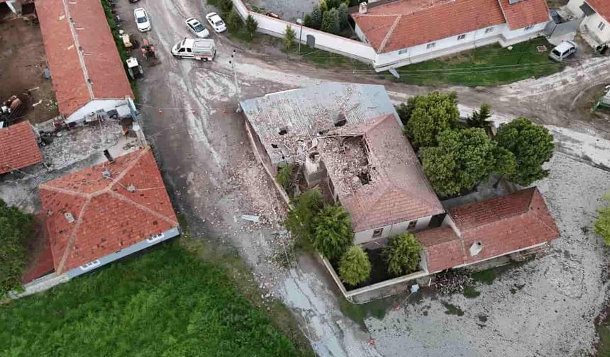 Eskişehir'de yıldırım düşen caminin imamı yaralandı! Vatandaşlar korkunç anları anlattı: "Minare patladı"