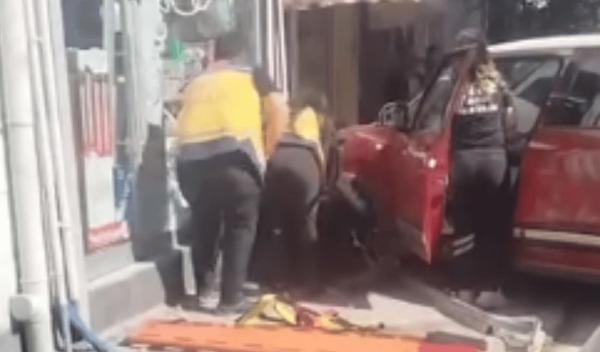 Eskişehir'de otomobil kaldırımda yürüyen yayayı altına aldı: Genç kadın olay yerinde hayatını kaybetti