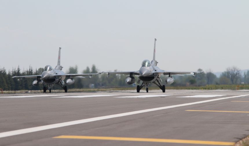 F-16'lar Eskişehir'den İzmir'e uçtu