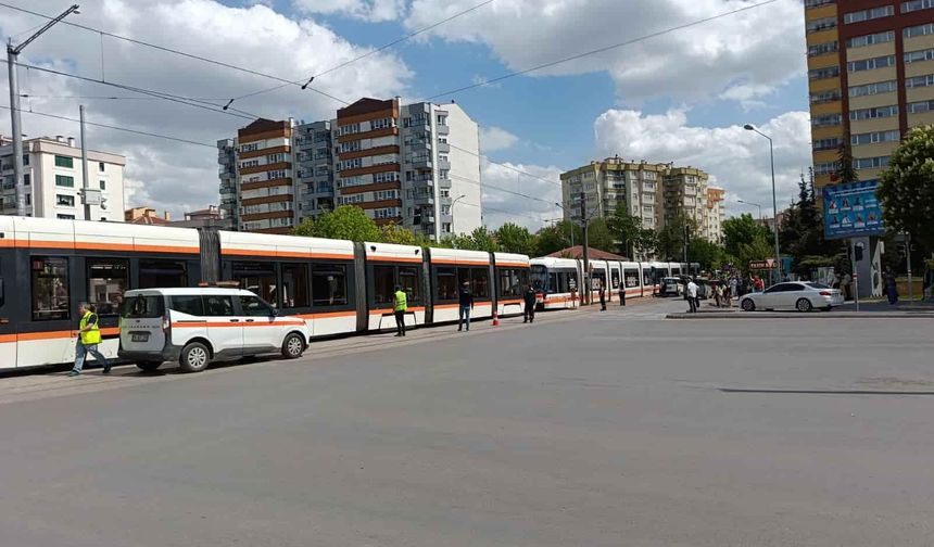 Eskişehir’de tramvaylar durdu, vatandaş yürümek zorunda kaldı