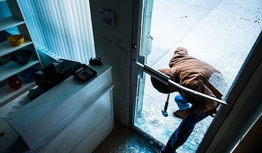 Eskişehir'de akılalmaz hırsızlık: Kaldırım taşı ile camı kırıp, kurban eti çaldı