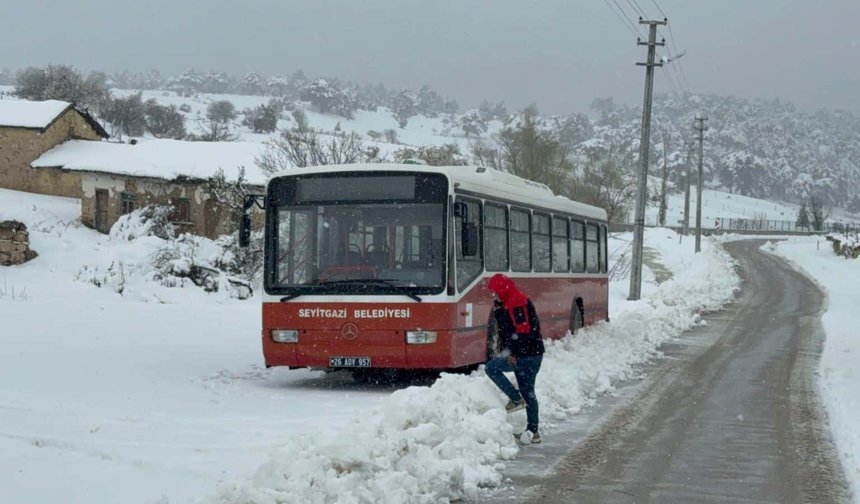 Seyitgazi'de fırtına yolları kapattı: Otobüs mahsur kaldı! Halk ilçe merkezine inemiyor