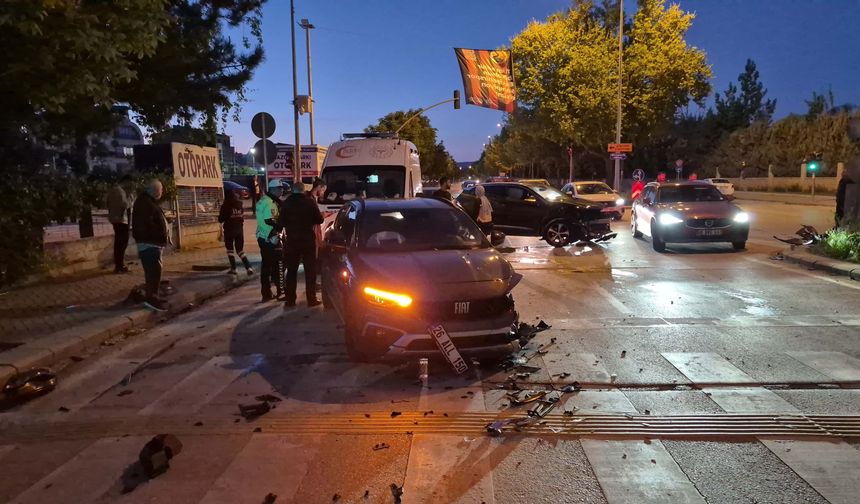 Eskişehir'deki kavşakta korkutan kaza: 2 kişi yaralandı