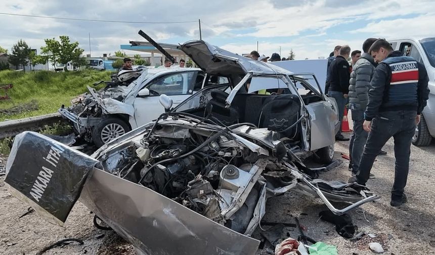 Katliam gibi kaza: Hurdaya dönen otomobil bir aileye mezar oldu