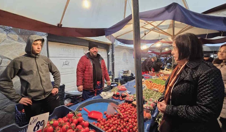 "Vatandaşımız pazardan ancak birkaç sebze meyve alabiliyor"