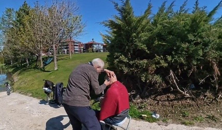 Eskişehir'de şaşırtan görüntü: İki yaşlı adam Porsuk Çayı'na karşı birbirini tıraş etti