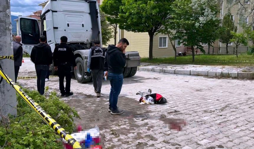 Yolun karşısına geçmek isterken canından oluyordu: Manevra yapan tır yaşlı kadını ezdi