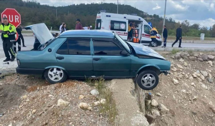 İki araç kavşakta çarpıştı: Yaralılar var!