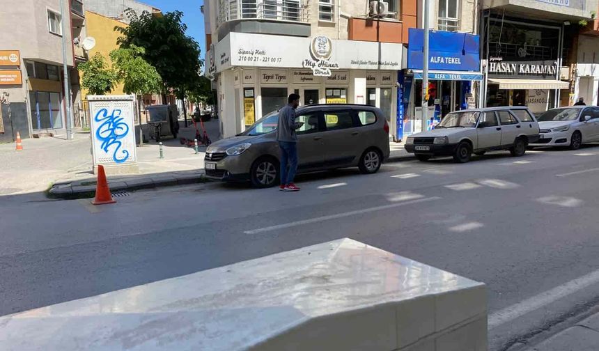 Eskişehir'de hatalı park yapan otomobiller çekildi