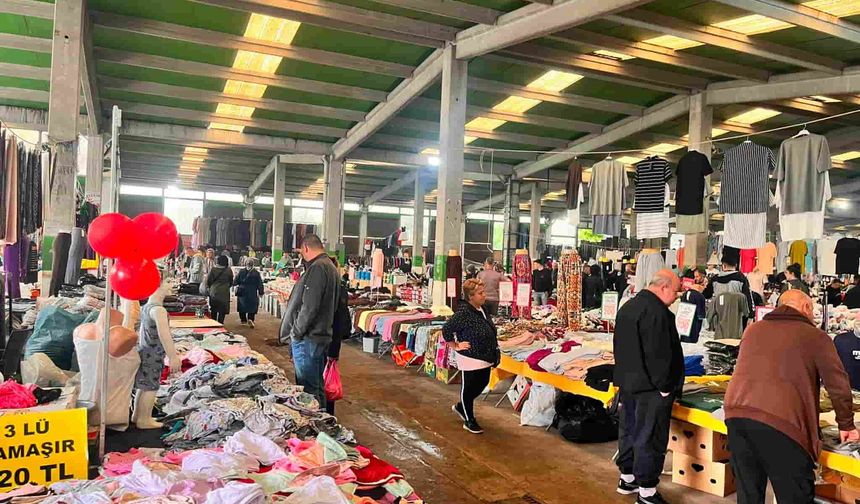 Eskişehir'de bayram pazarına yoğun ilgi