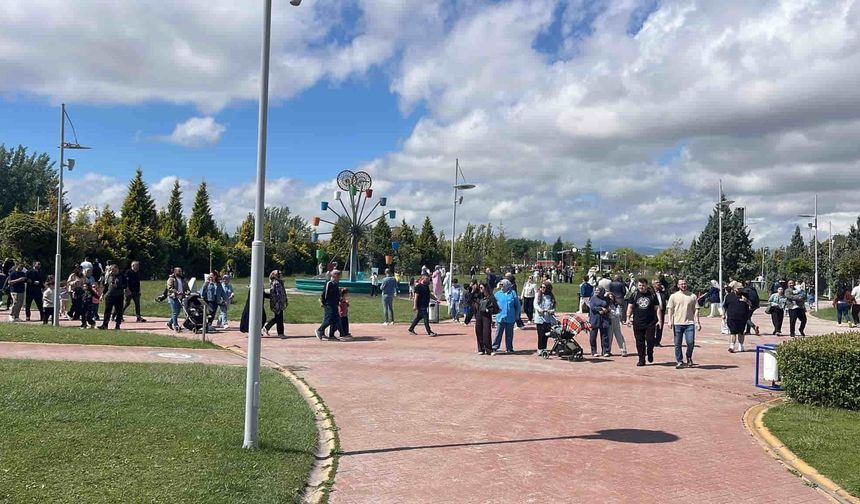 Sazova bayramın üçüncü gününde de ziyaretçi akınına uğradı