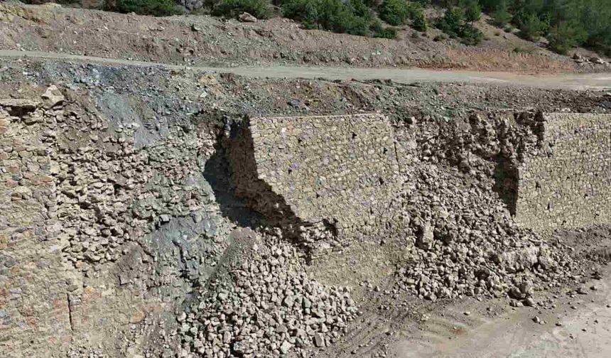 Yağışlara dayanamadı: Eskişehir'de yapımı süren kara yolunda duvar yıkıldı!