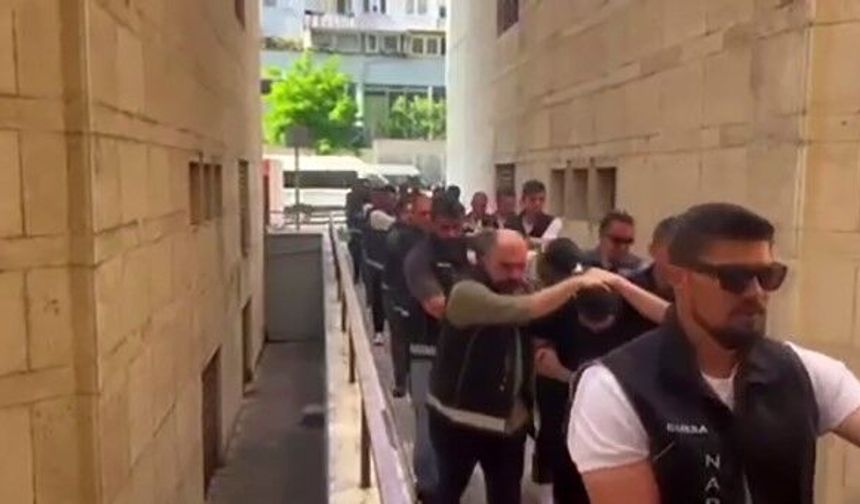 Eskişehir'de kapıları koçbaşlarıyla kırdılar: Semaverin içinden bile uyuşturucu çıktı!