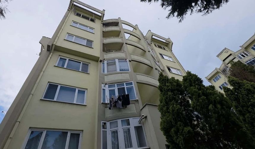 Apartmanda yangın paniği: 2 kişi alevlerin arasında kaldı