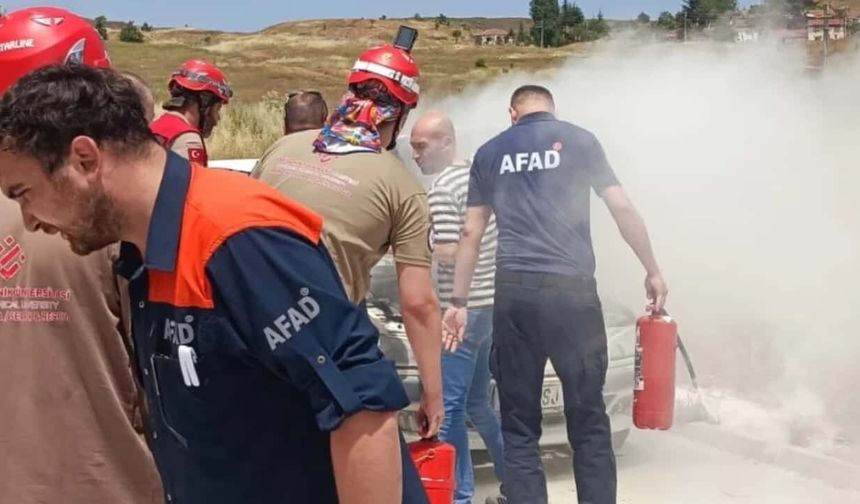 Eskişehir'deki okulun önünde yangın paniği: Otomobil motoru alev aldı