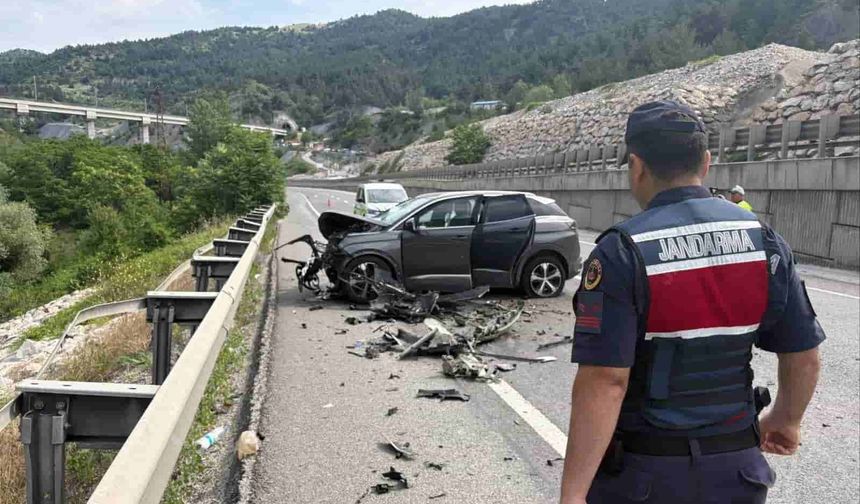 Eskişehir yolunda kaza: Otomobilin parçaları etrafa saçıldı