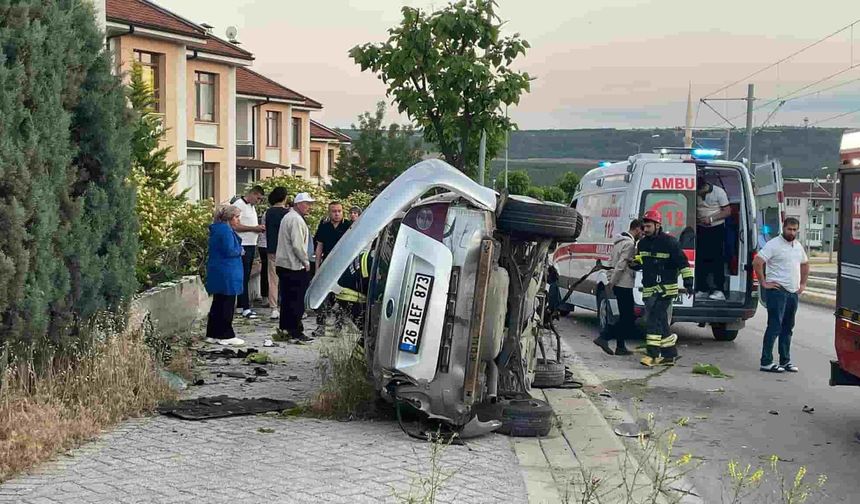 Eskişehir'de 19 yaşındaki sürücünün kullandığı otomobil hurdaya döndü