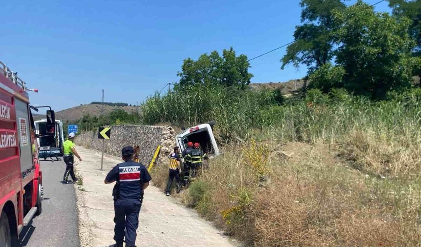 Eskişehir yolunda İstinat duvarına çarpan araç yan yattı: Sürücü içinde sıkıştı