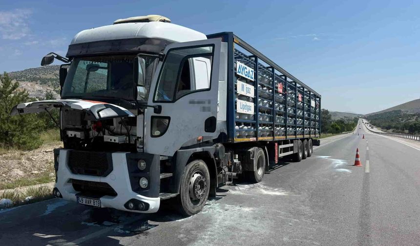 Yürekler ağza geldi: Mutfak tüpü yüklü tırın motorunda yangın çıktı