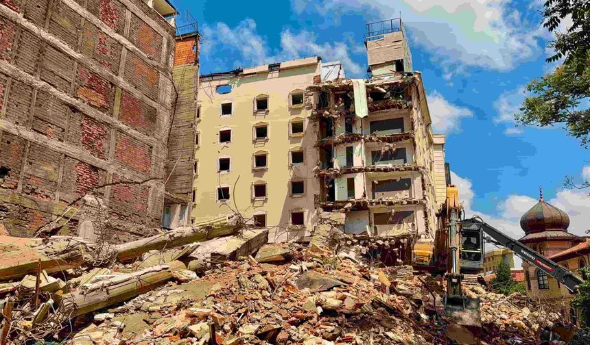 Otel yıkımında korku dolu anlar: Zarar gören iş yerleri kapatıldı