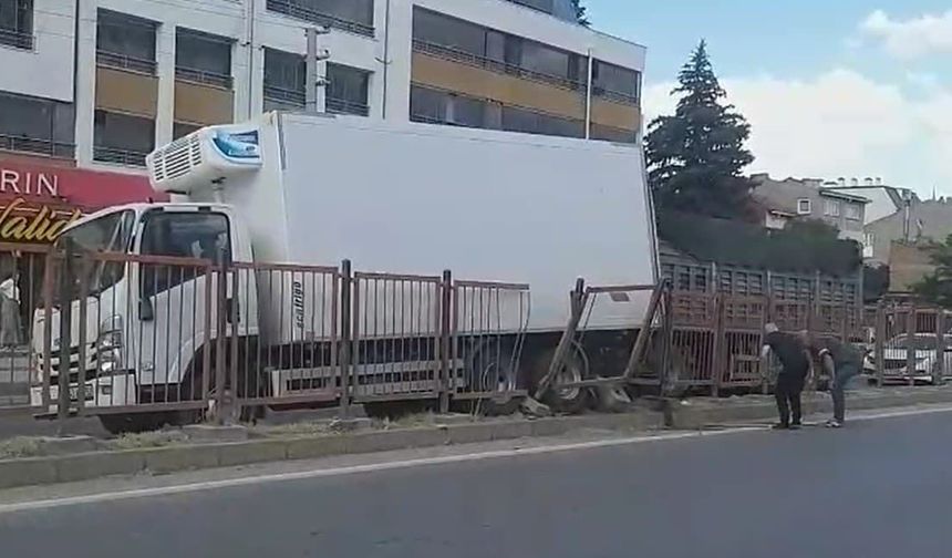 Eskişehir'de markete girdi, el frenini çekmeyi unuttu: Kayan kamyon trafiğin ortasına daldı