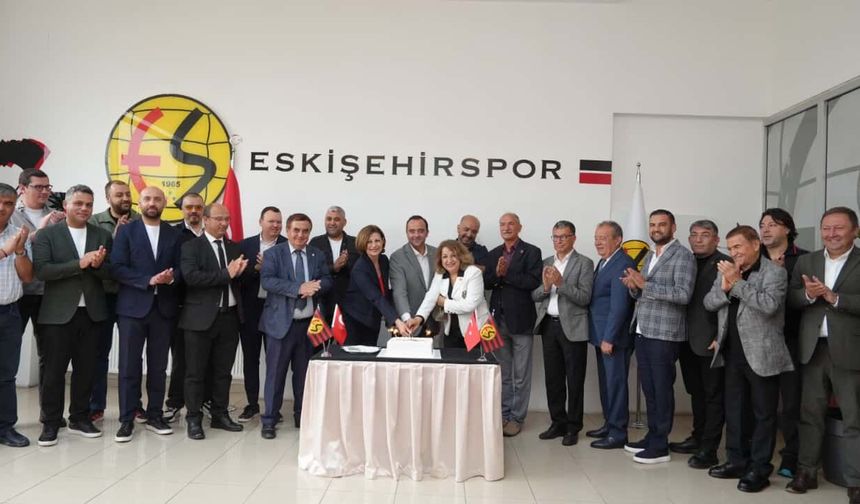 Başkan Ünlüce, kuruluşunun 61. yıldönümü dolayısıyla Eskişehirspor’u ziyaret etti