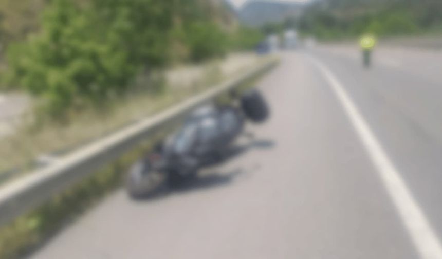 Motosiklet bariyerlere ok gibi saplandı: 40 yaşındaki kadın hayatını kaybetti