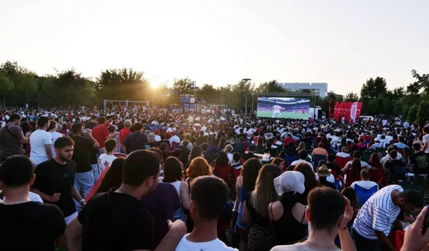 Eskişehir Dede Korkut Parkı'nda milli maç için dev ekran kurulacak