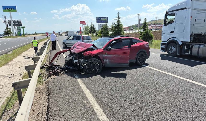 Ankara-Eskişehir karayolunda kaza: 3 araçtan biri şarampole uçtu