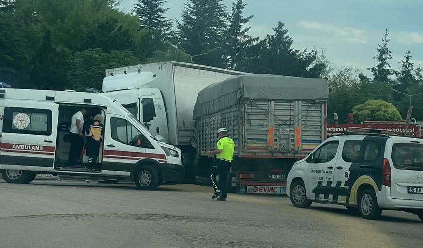 Eskişehir OSB girişinde kaza! Kamyonun sürücü kabini dümdüz oldu