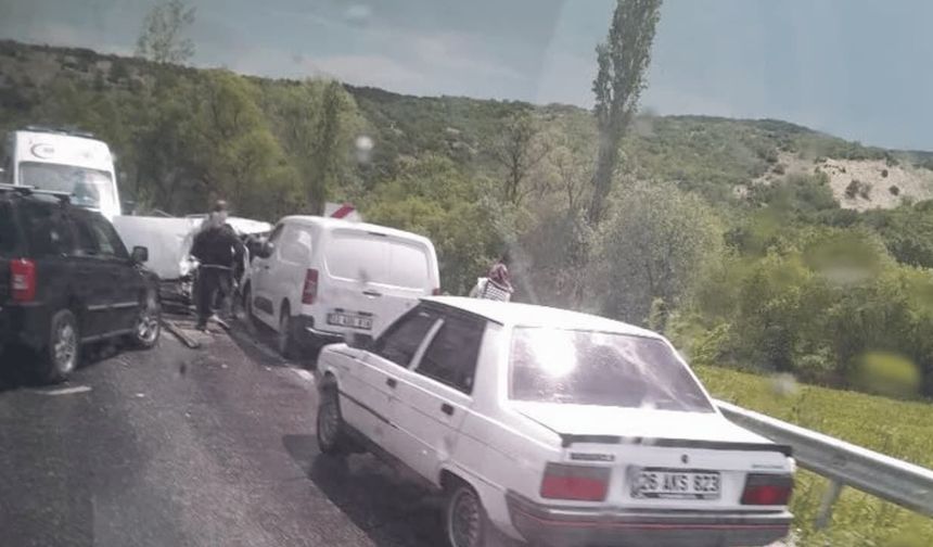 Seyitgazi yolunda kaza: Yaralılar var