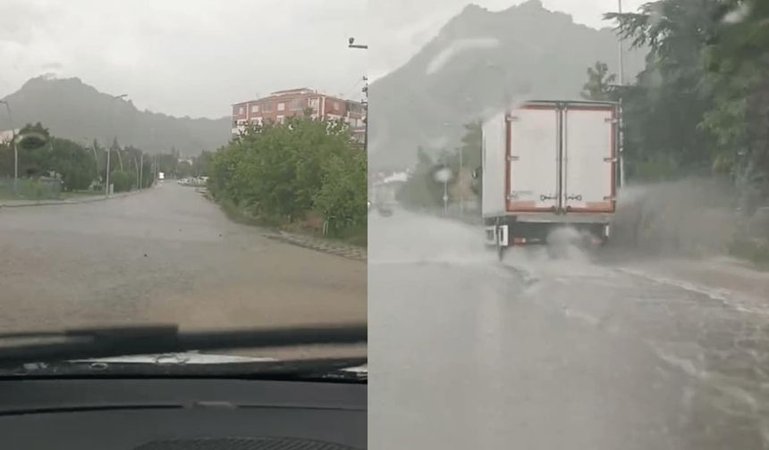 Eskişehir'in ilçesinde yollar göle döndü, araçlar mahsur kaldı: Ekipler harekete geçti