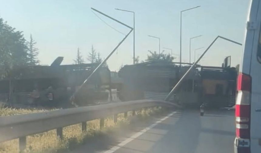 Eskişehir'de trafik tamamen durdu: Tır yan yattı, işçi servisi karşı şeride daldı!