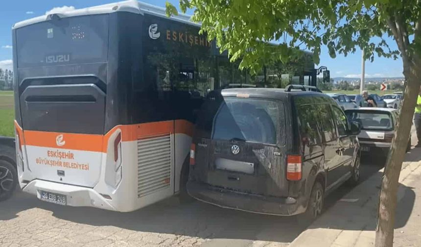 Eskişehir'de belediye otobüsü araçların arasında sıkıştı: Seferler aksadı