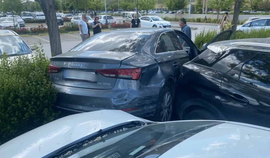 Eskişehir'de ehliyetsiz sürücü park halindeki 3 araca çarptı