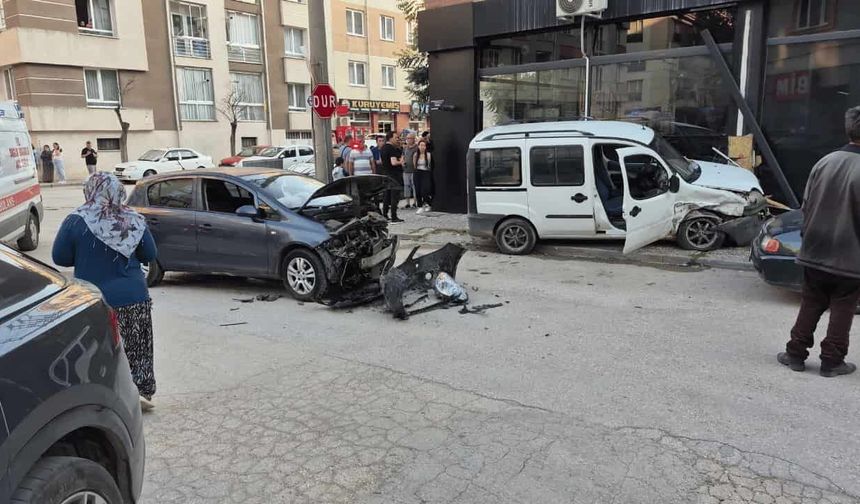 Eskişehir'de iki otomobil çarpıştı: Yaralılar var