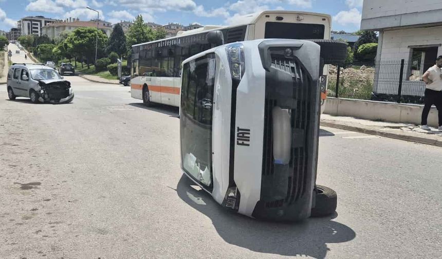 Eskişehir’de korkutan kaza: PTT aracı devrildi, yaralılar var