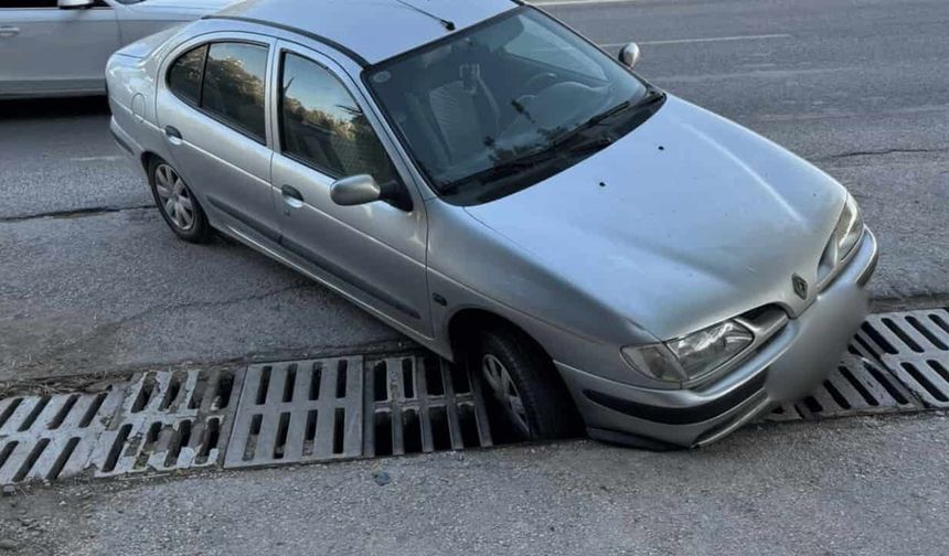 Eskişehir'de otomobilin tekeri mazgala sıkıştı