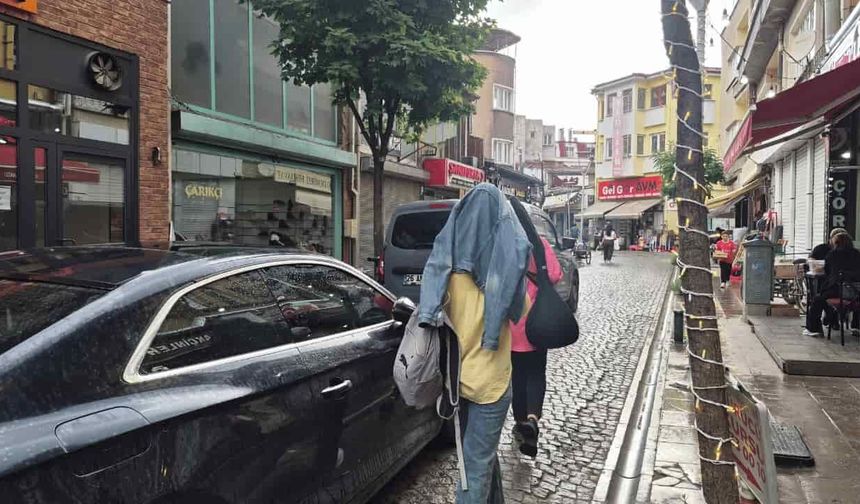 Eskişehir'de sağanak yağış aniden bastırdı: Vatandaş hazırlıksız yakalandı